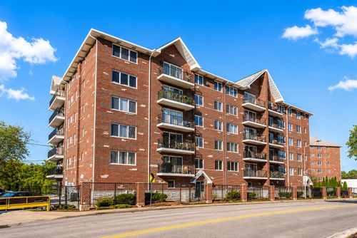 2f-8030 River Walk Dr, Lyons, IL, 60534-2164 | Card Image