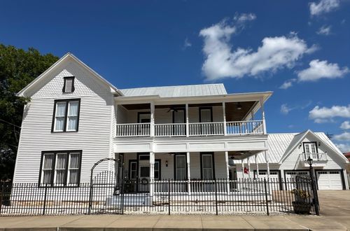 326 W Colorado St, La Grange, TX, 78945-2208 | Card Image