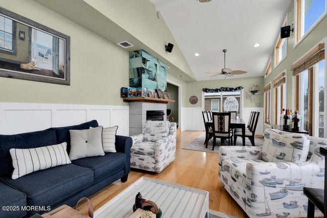 Plenty of seating space | Image 17