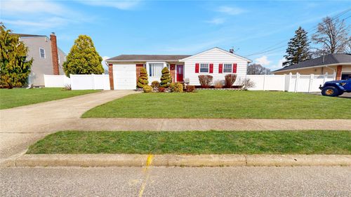 15 Lisa Dr, Deer Park, NY, 11729-6211 | Card Image