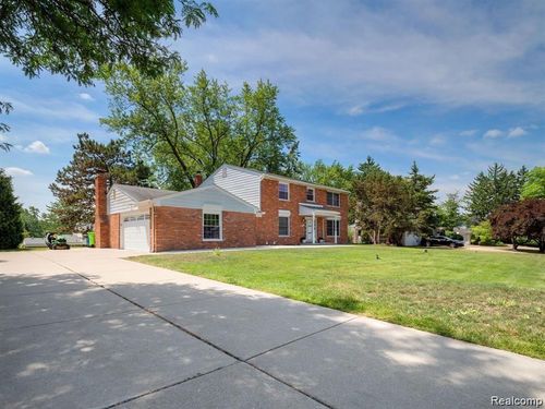 4819 Thorntree Dr, West Bloomfield, MI, 48322-1523 | Card Image