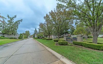 35390 Hatherly Place, Home with 3 bedrooms, 2 bathrooms and null parking in Sterling Heights MI | Image 3