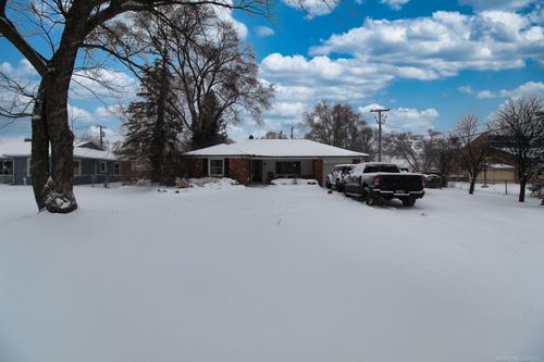 7821 Powers Ct, Shelby Twp, MI, 48317-2447 | Card Image