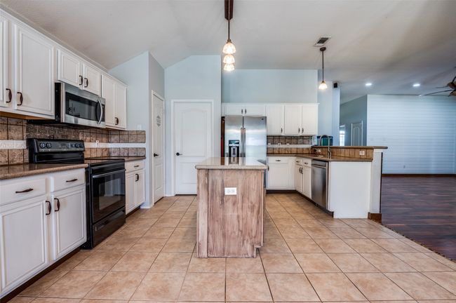6431 Peak View Ct, House other with 3 bedrooms, 2 bathrooms and null parking in Midlothian TX | Image 11