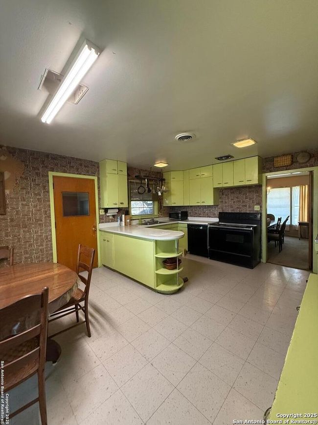 520 N 12 Th Ave, House other with 5 bedrooms, 3 bathrooms and null parking in Crystal City TX | Image 4