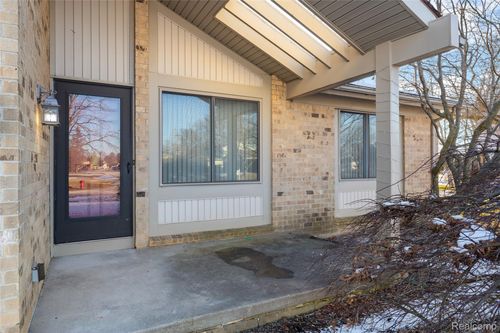 40661 Oakwood Dr, Novi, MI, 48375-4455 | Card Image