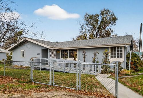 609 Se Evergreen Ave, Redmond, OR, 97756-2443 | Card Image