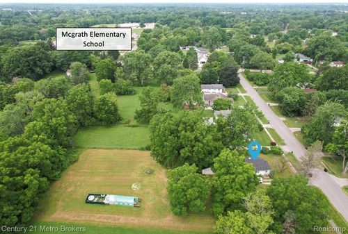 2308 Russell St, Grand Blanc, MI, 48439-4220 | Card Image