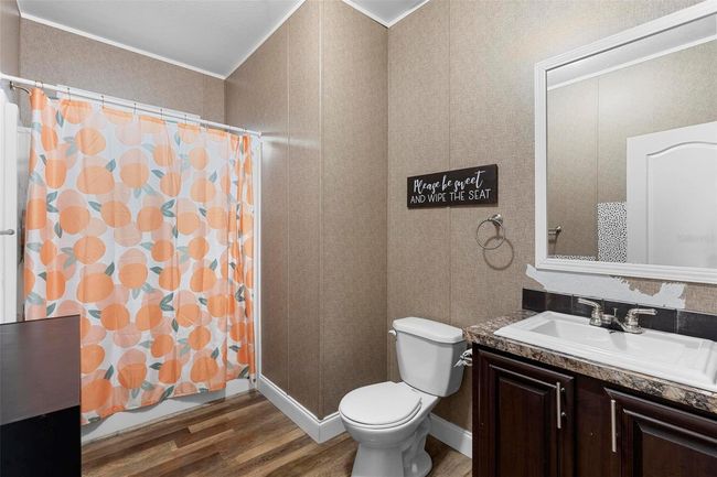Hallway bathroom | Image 23