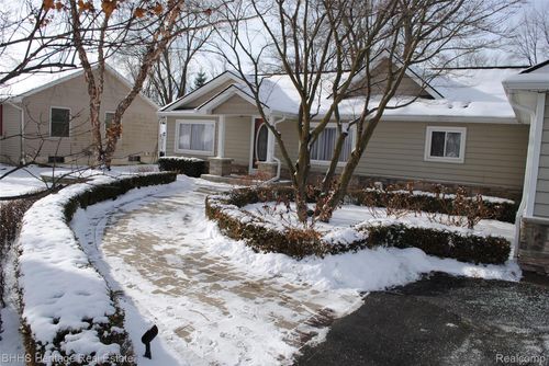 15473 Park Ln, Plymouth, MI, 48170-4809 | Card Image