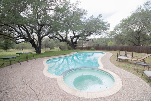 797 Killarney Rd, Floresville, TX, 78114-6547 | Card Image
