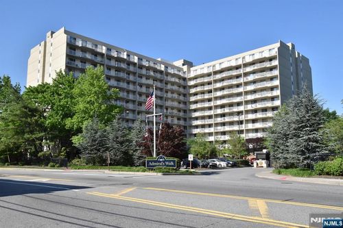 1077 River Rd, Edgewater, NJ, 07020-1358 | Card Image
