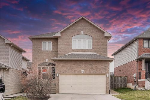 upper-11 Meadow Wood Cres, Stoney Creek, ON, L8J3Z7 | Card Image