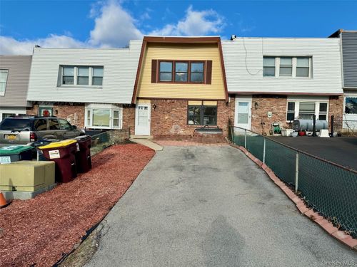 10 Chaucer Ct, Middletown, NY, 10941-1802 | Card Image