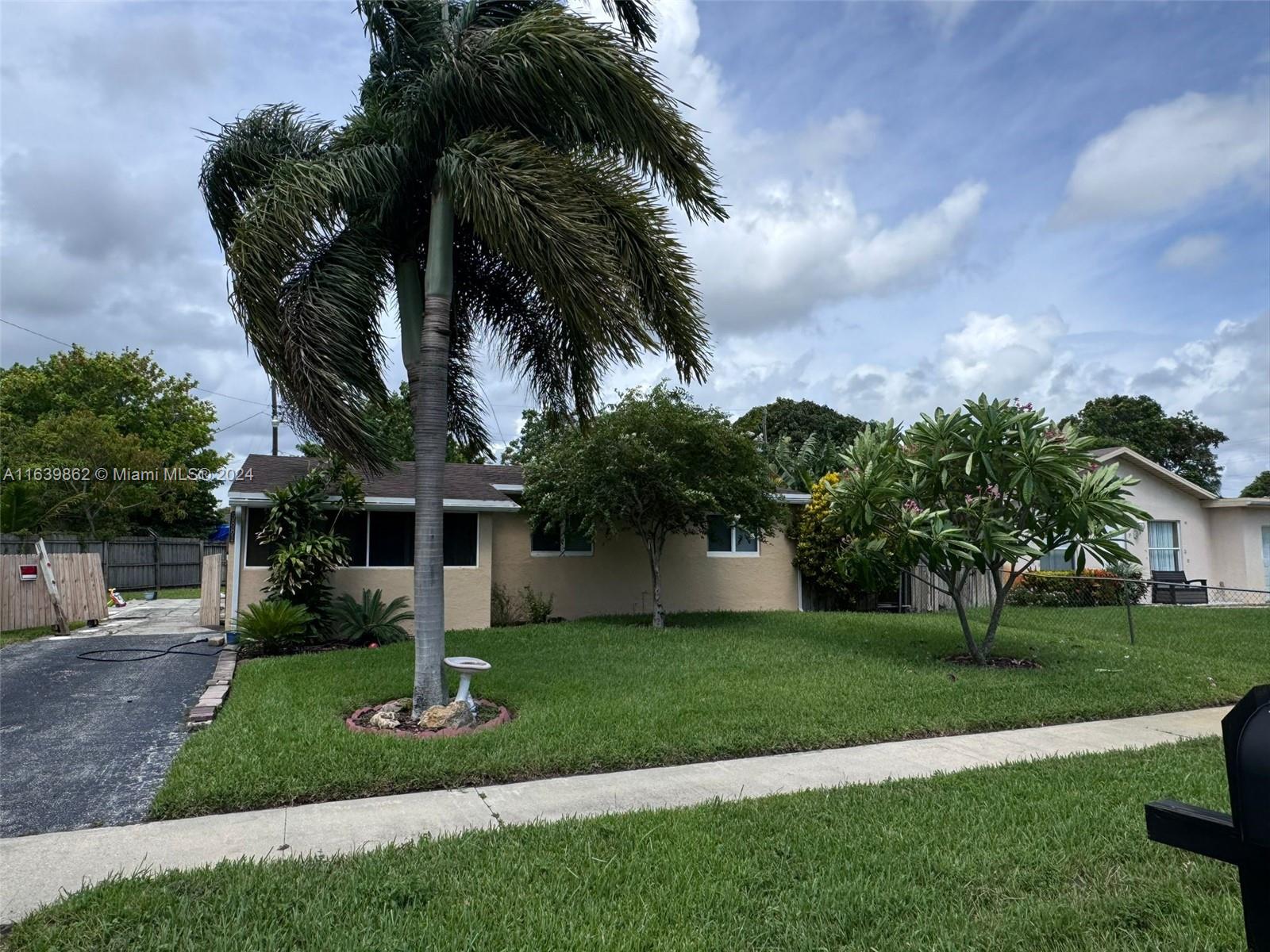 Cayman Cir, West Palm Beach, FL 33407