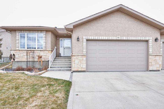 81 Sandstone Place Se, Home with 3 bedrooms, 3 bathrooms and 4 parking in Medicine Hat AB | Image 1