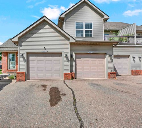 48713 Chelmsford Ct, Chesterfield, MI, 48047-5427 | Card Image