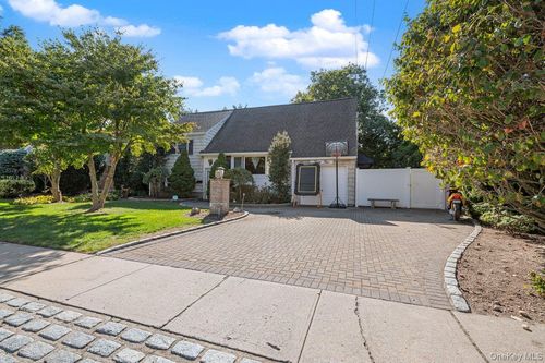 34 21st St, Jericho, NY, 11753-2536 | Card Image