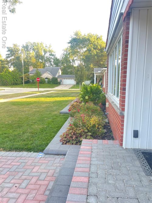 8232 Bailey St, Taylor, MI, 48180-2147 | Card Image
