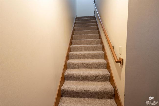 2556 Candlecrest Cir, Condo with 5 bedrooms, 3 bathrooms and null parking in Manhattan KS | Image 9