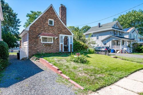 656 Central Ave, Rahway, NJ, 07065-2702 | Card Image