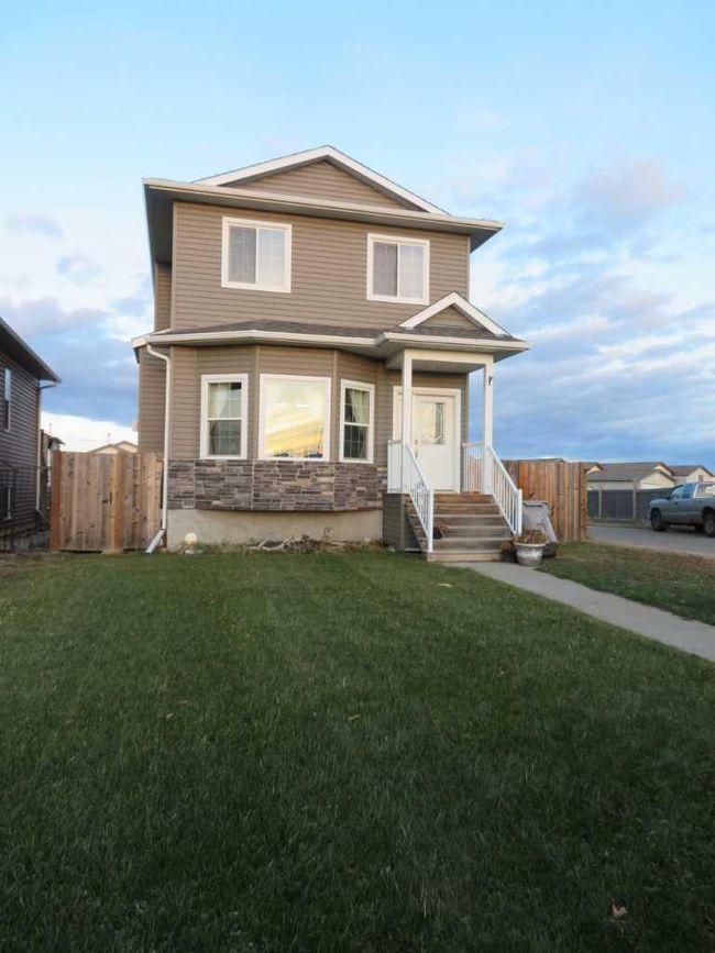7501 115 Street, Home with 4 bedrooms, 3 bathrooms and 2 parking in Grande Prairie AB | Image 1