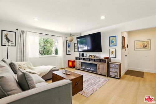 36-11813 Runnymede St, North Hollywood, CA, 91605-3216 | Card Image