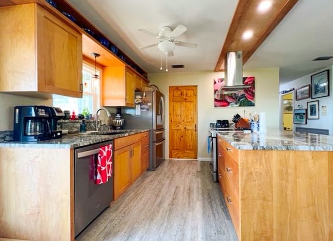 Kitchen with Granite Countertops | Image 15