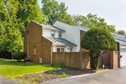 173 E Long Lake Rd, Bloomfield Hills, MI, 48304-2326 | Card Image