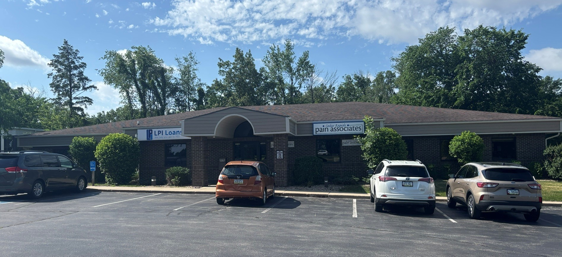 4201 Glass Rd Ne, Cedar Rapids, IA 52402