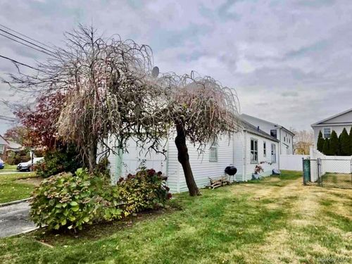 372 Jackson Ave, Mineola, NY, 11501-2357 | Card Image