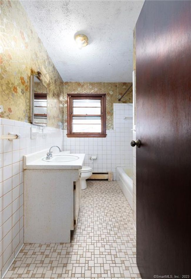 1042 N Main Street Ext, House other with 3 bedrooms, 2 bathrooms and null parking in Wallingford CT | Image 13