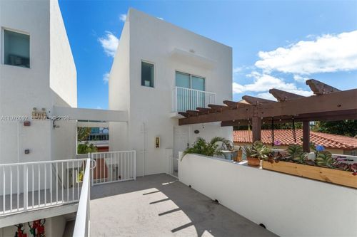 205-630 85th St, Miami Beach, FL, 33141 | Card Image