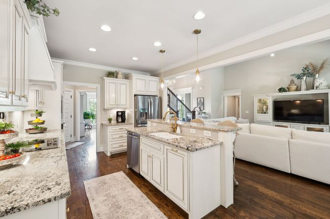 Open plan offers additional serving and seating at the raised bar, perfect for separating workspace from serving/dining. | Image 17