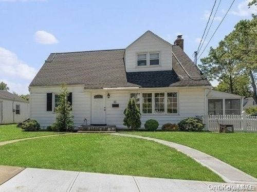 22 Pine Ln, Valley Stream, NY, 11581-2602 | Card Image