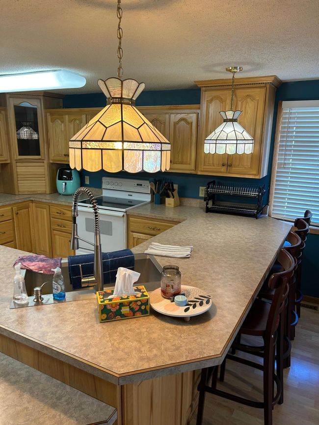 Kitchen counter seating | Image 29