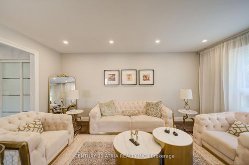 18 Park Lane Cir, Richmond Hill, ON, L4C6S8 | Card Image