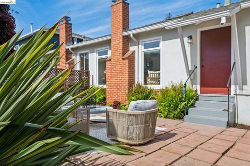 3239 Briggs Ave, Alameda, CA, 94501-4802 | Card Image