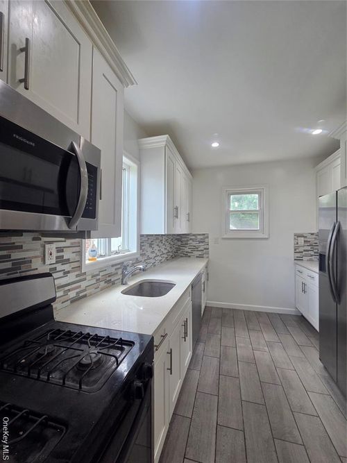 10532 192nd St, Saint Albans, NY, 11412-1161 | Card Image