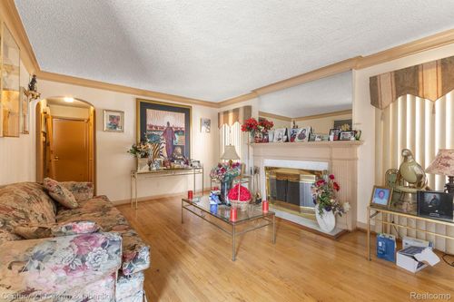 18943 Mansfield St, Detroit, MI, 48235-2935 | Card Image