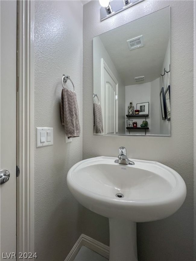 Pedestal sink in half bath | Image 18
