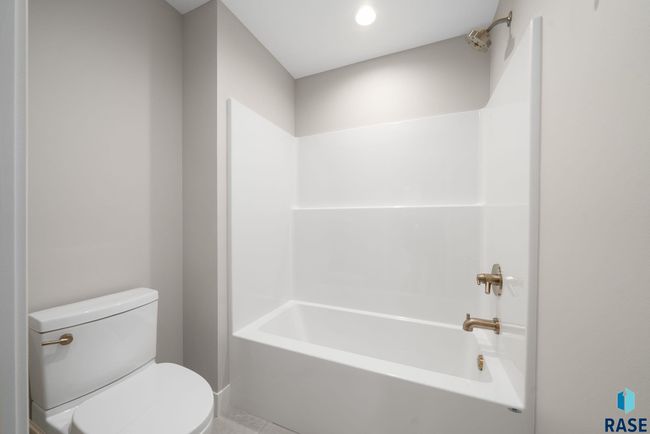 6604 E Hawker Cir, House other with 5 bedrooms, 4 bathrooms and null parking in Sioux Falls SD | Image 28