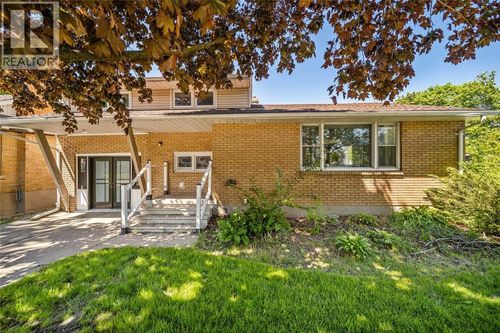 212 Cameron St, Corunna, ON, N0N1G0 | Card Image