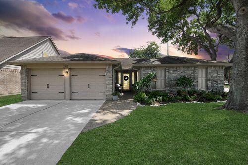2102 Fountain Dr, Sugar Land, TX, 77478-6011 | Card Image