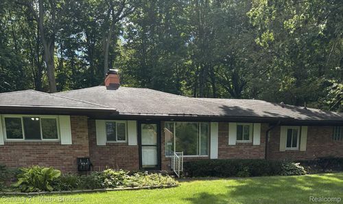 6240 Woodmoor Dr, Burton, MI, 48509-1649 | Card Image