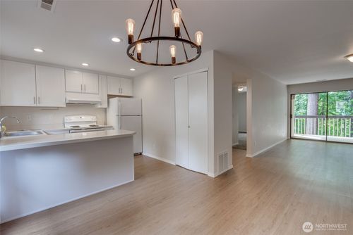 224-10819 Ne 37th Pl, Bellevue, WA, 98004-7602 | Card Image