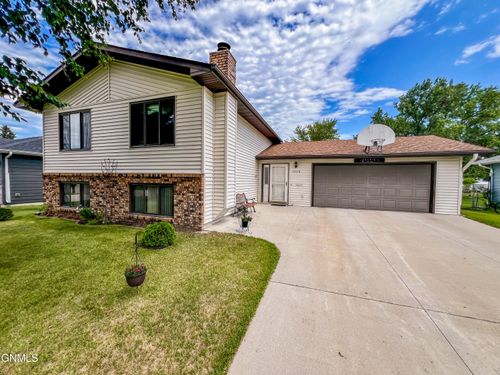 1026 7th Ave Nw, Valley City, ND, 58072-2004 | Card Image