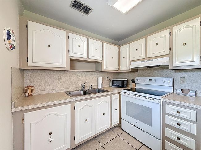 11821 Boynton Ln, Condo with 2 bedrooms, 2 bathrooms and null parking in New Port Richey FL | Image 10