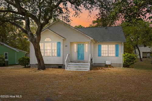 103 Ne 5th St, Oak Island, NC, 28465-6610 | Card Image