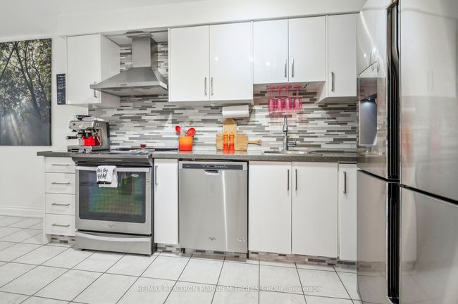 8 Louana Cres, Condo with 4 bedrooms, 4 bathrooms and 2 parking in Vaughan ON | Image 5